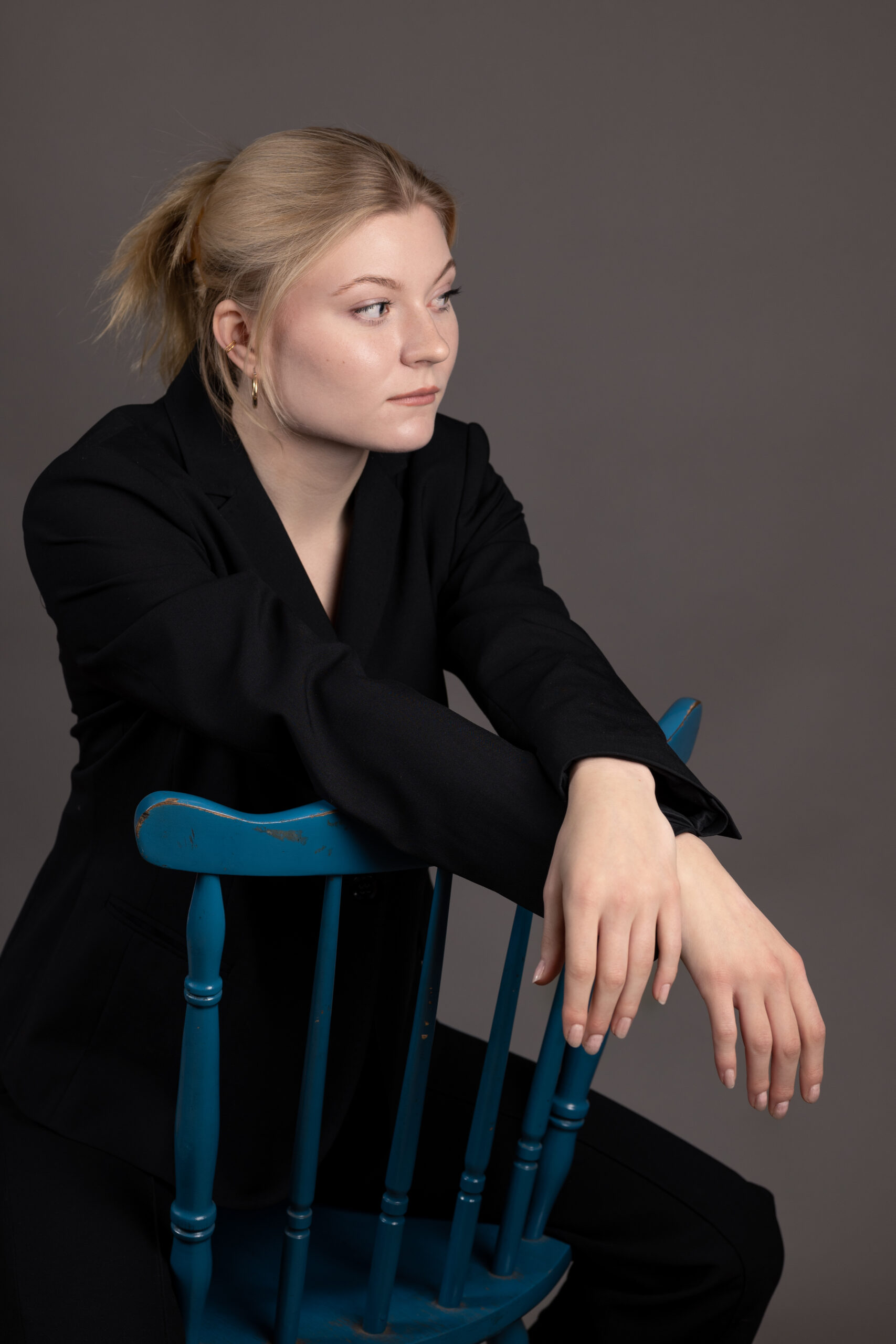 zdjęcie kobiety na krześle w garniturze