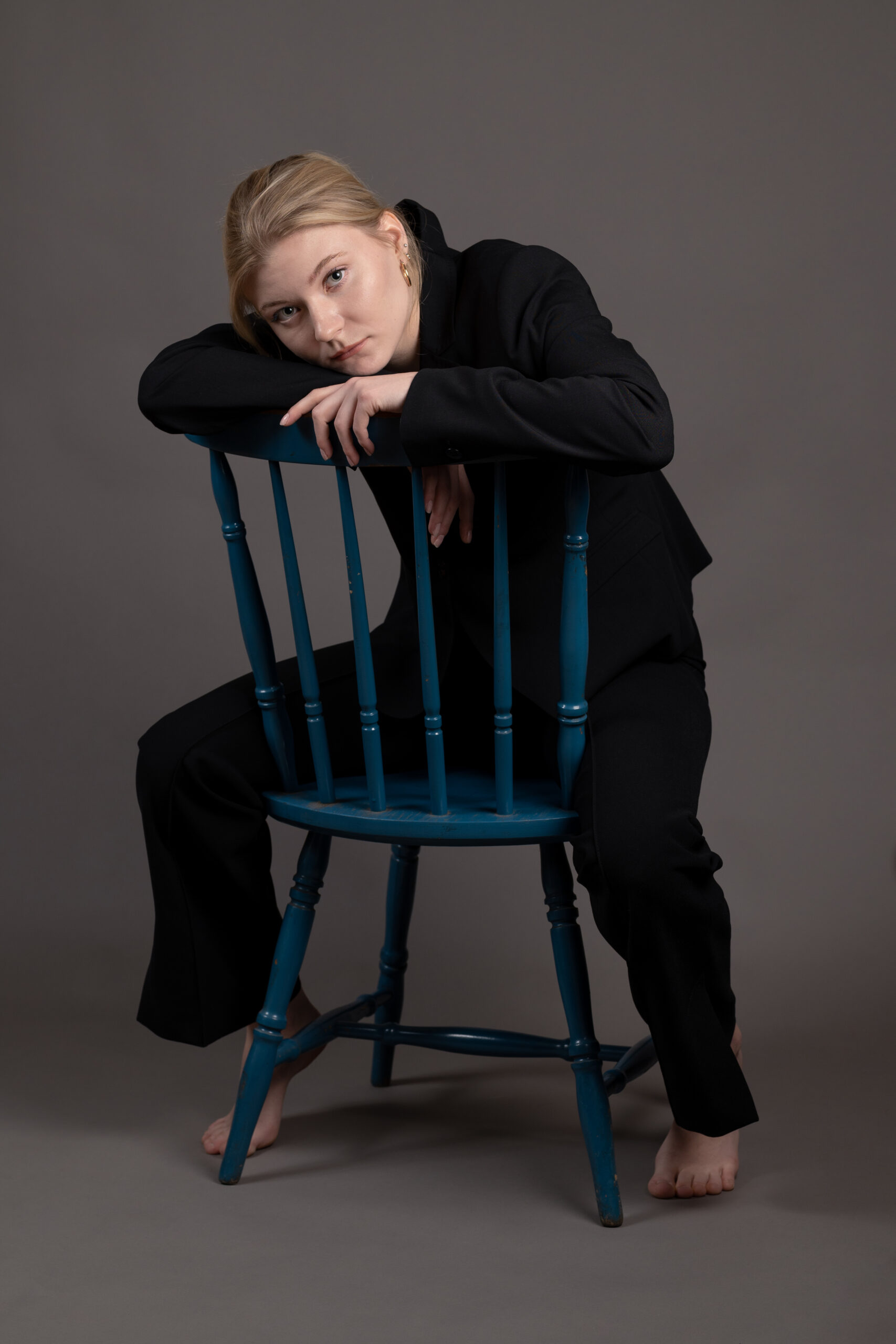 zdjęcie kobiety na krześle w garniturze