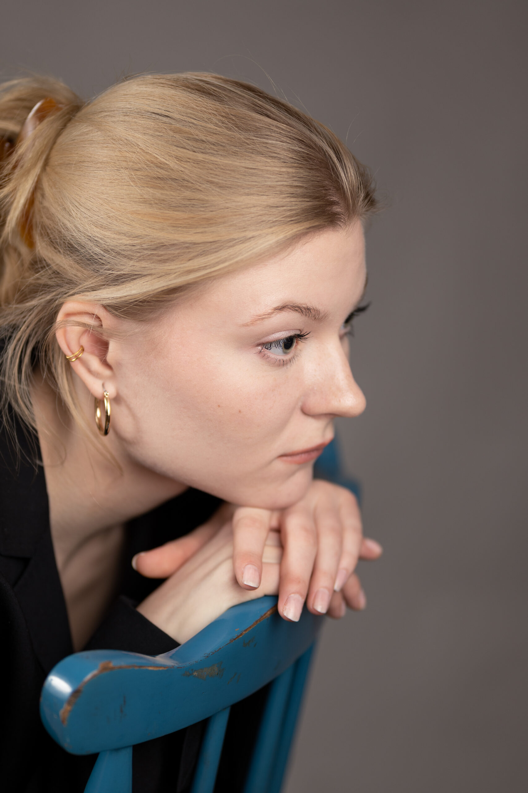 zdjęcie kobiety na krześle w garniturze