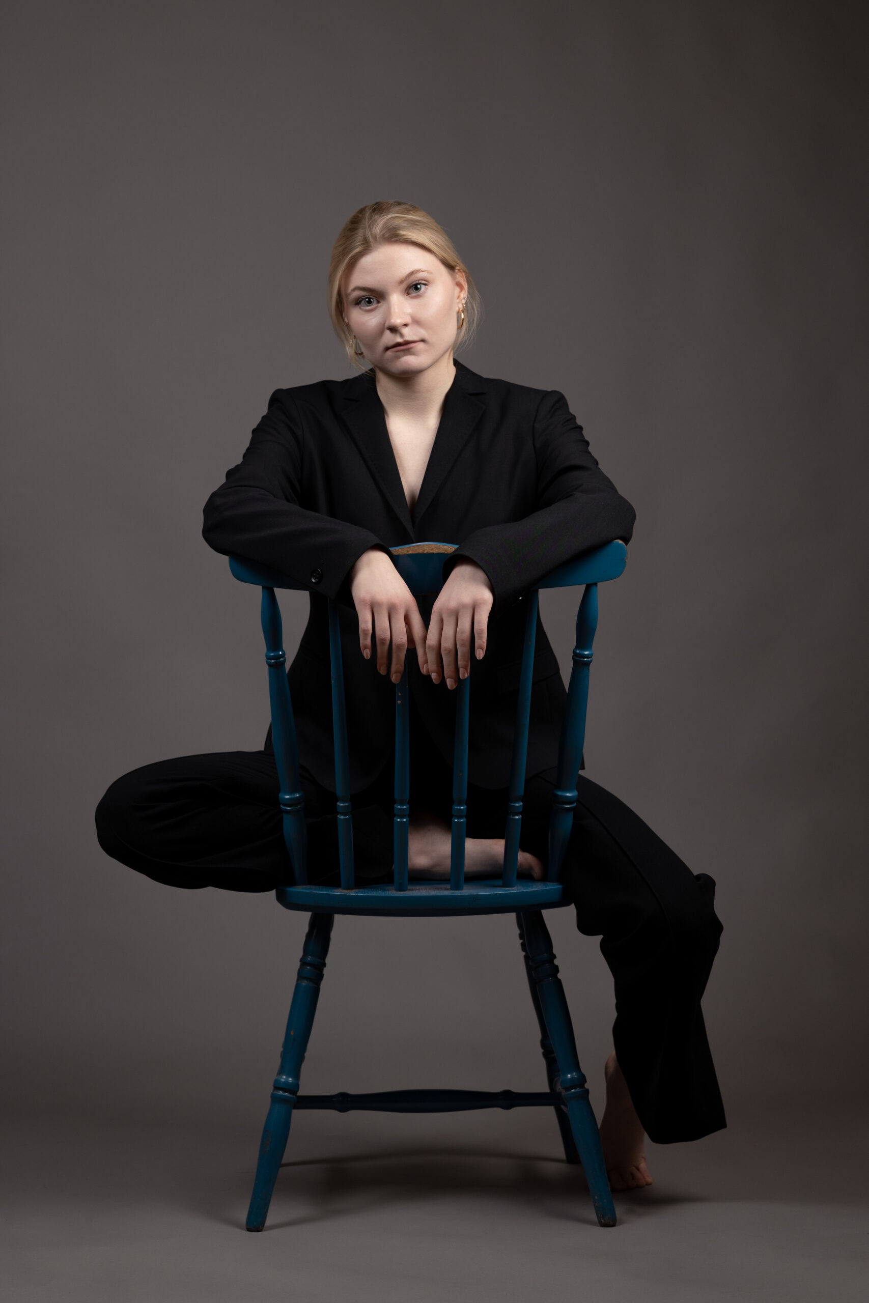 zdjęcie kobiety na krześle w garniturze