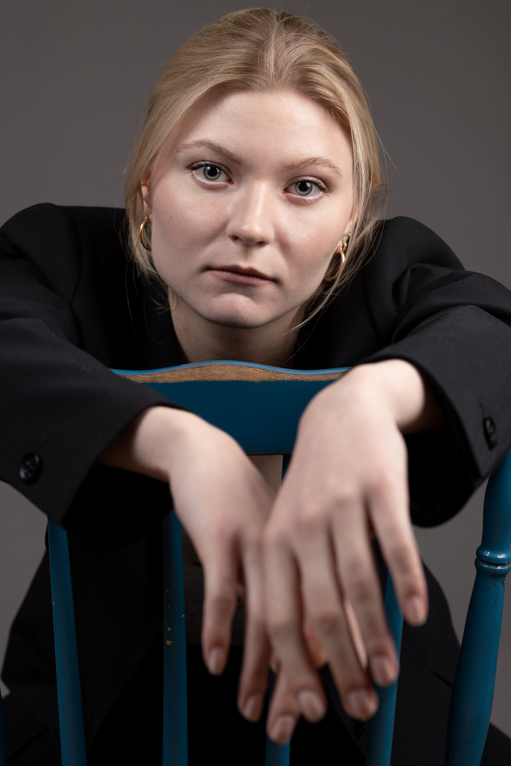 zdjęcie kobiety na krześle w garniturze