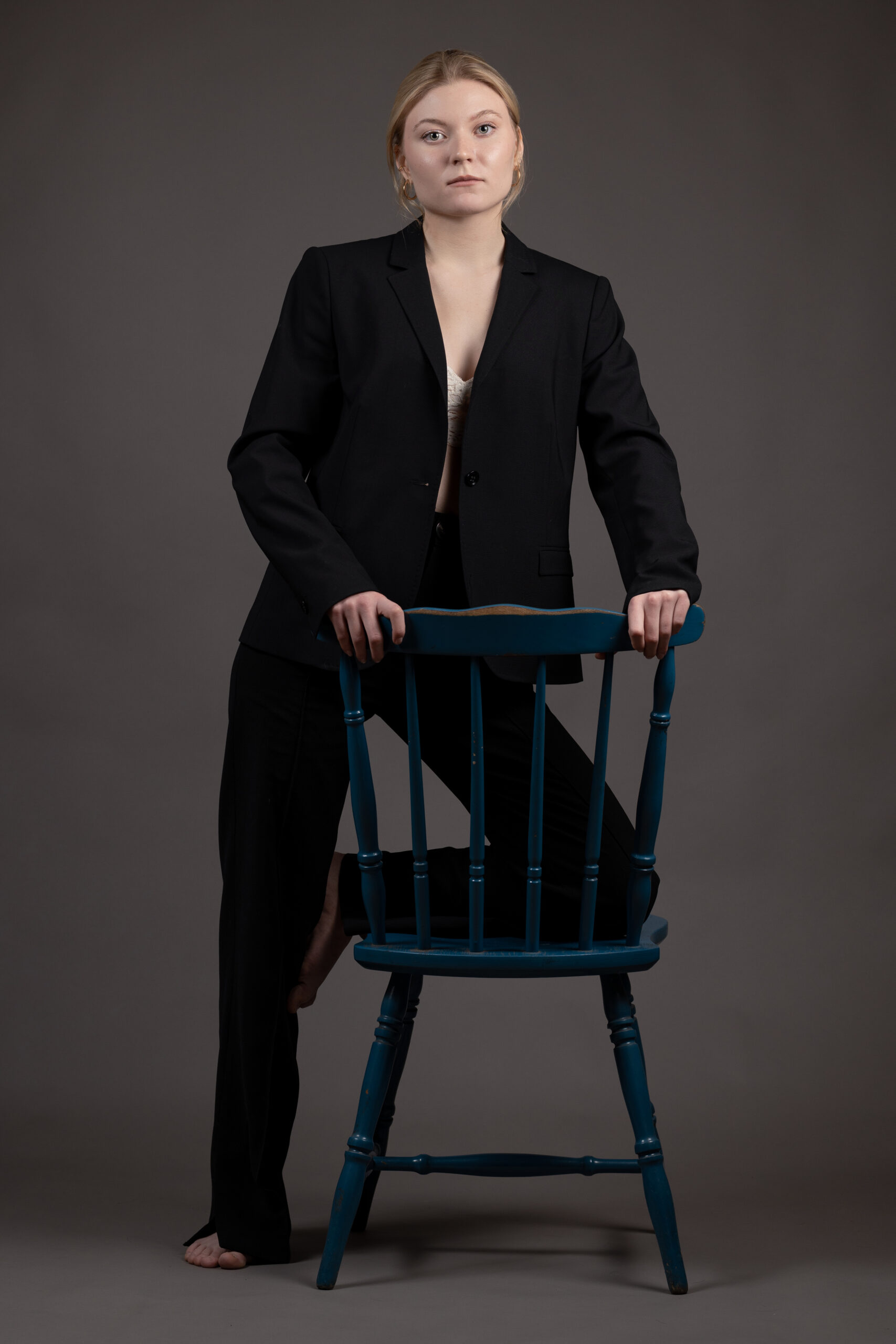 zdjęcie kobiety na krześle w garniturze