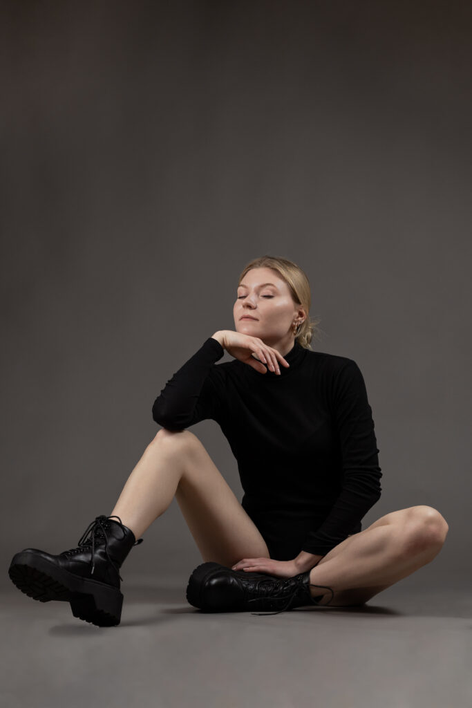 blondynka w czarnym body gimnastyka