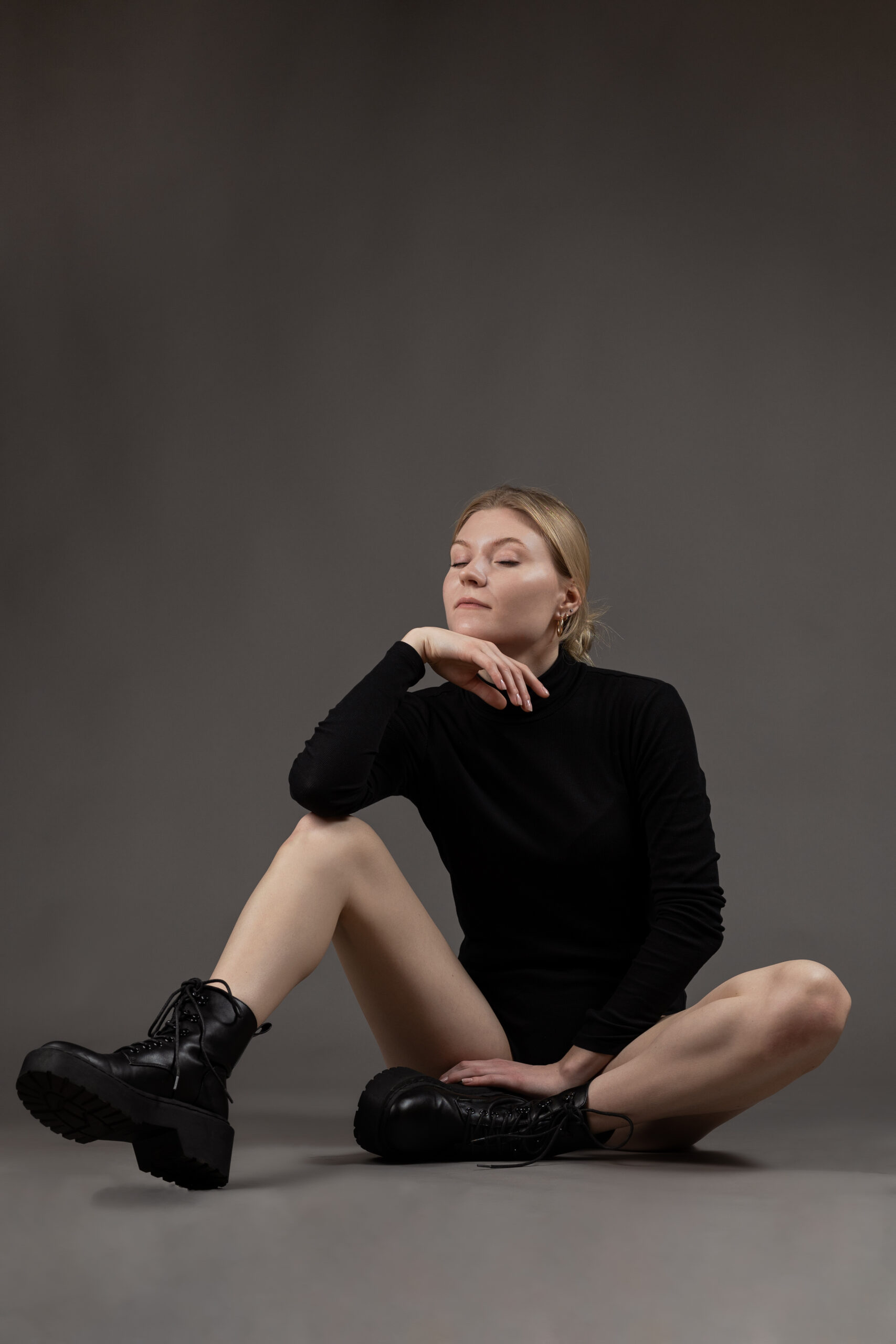 blondynka w czarnym body gimnastyka