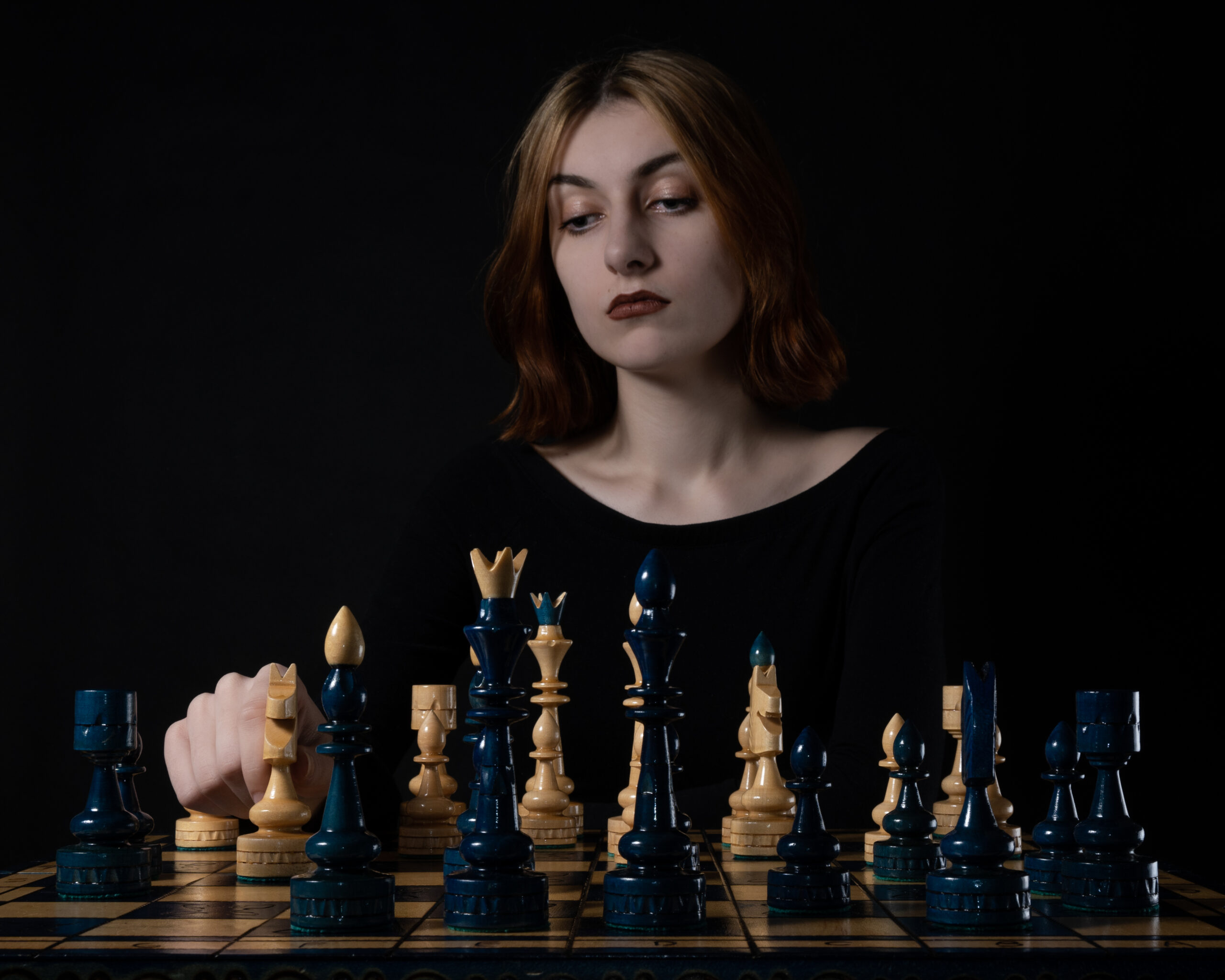 Ruda dziewczyna gra w szachy