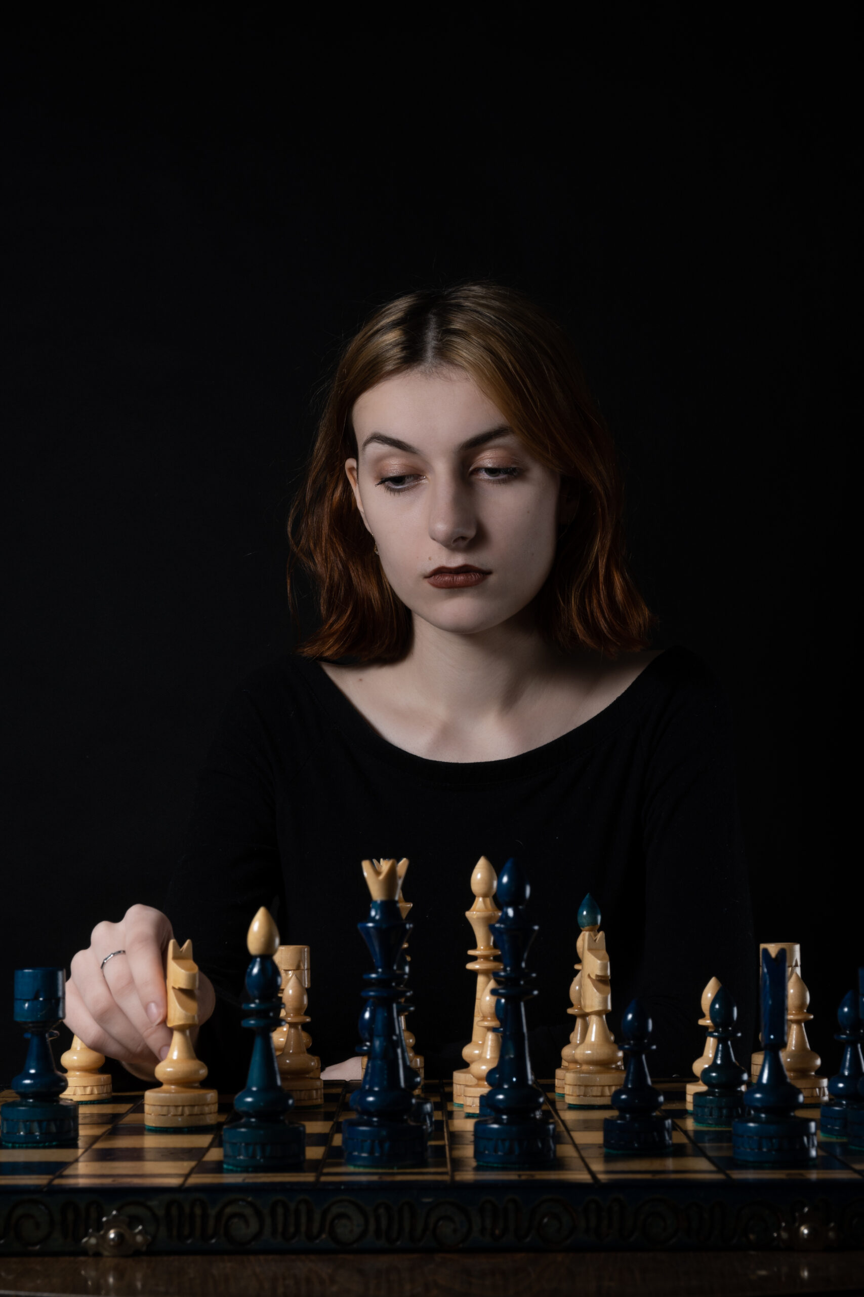 Ruda dziewczyna gra w szachy