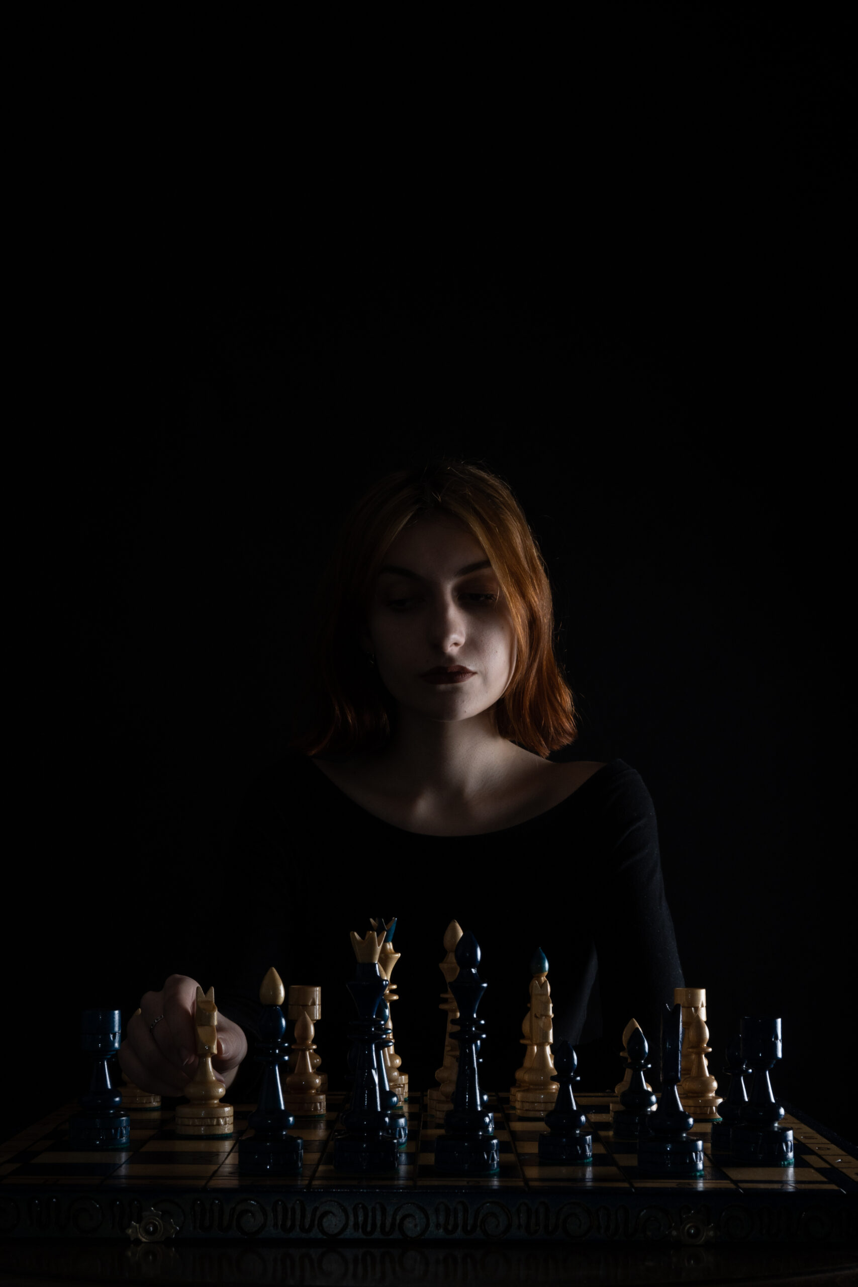 Ruda dziewczyna gra w szachy