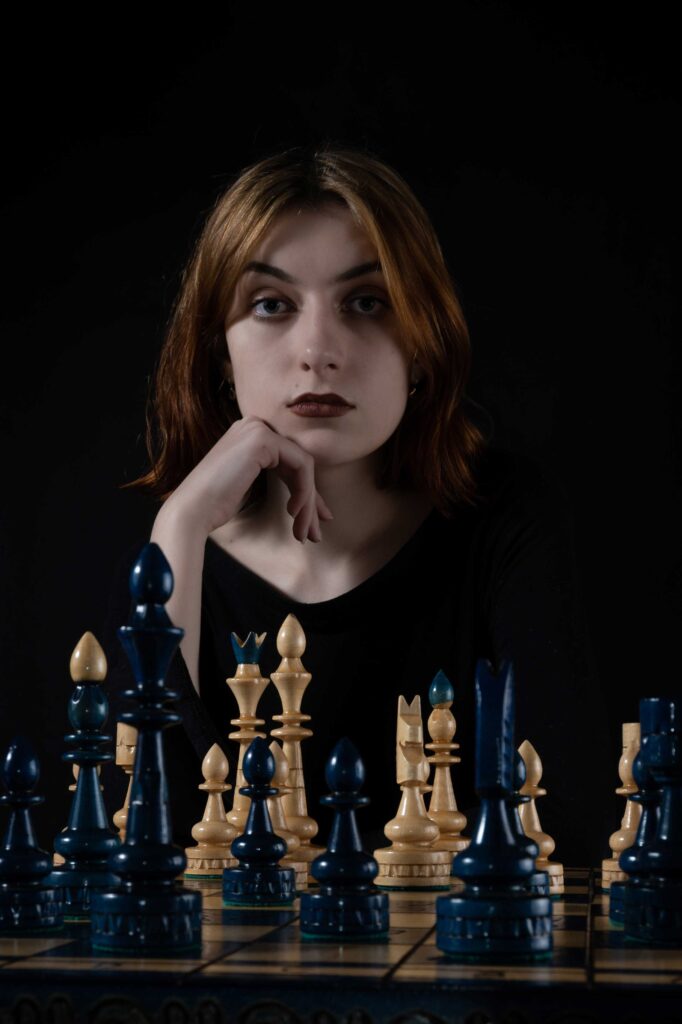 Ruda dziewczyna gra w szachy