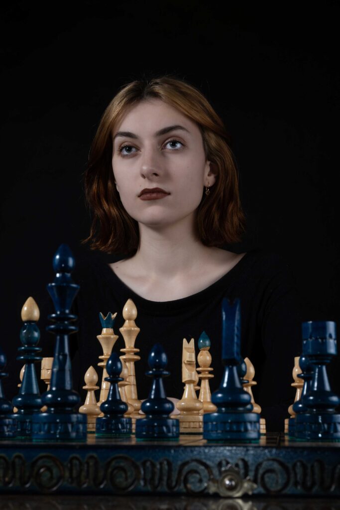 Ruda dziewczyna gra w szachy