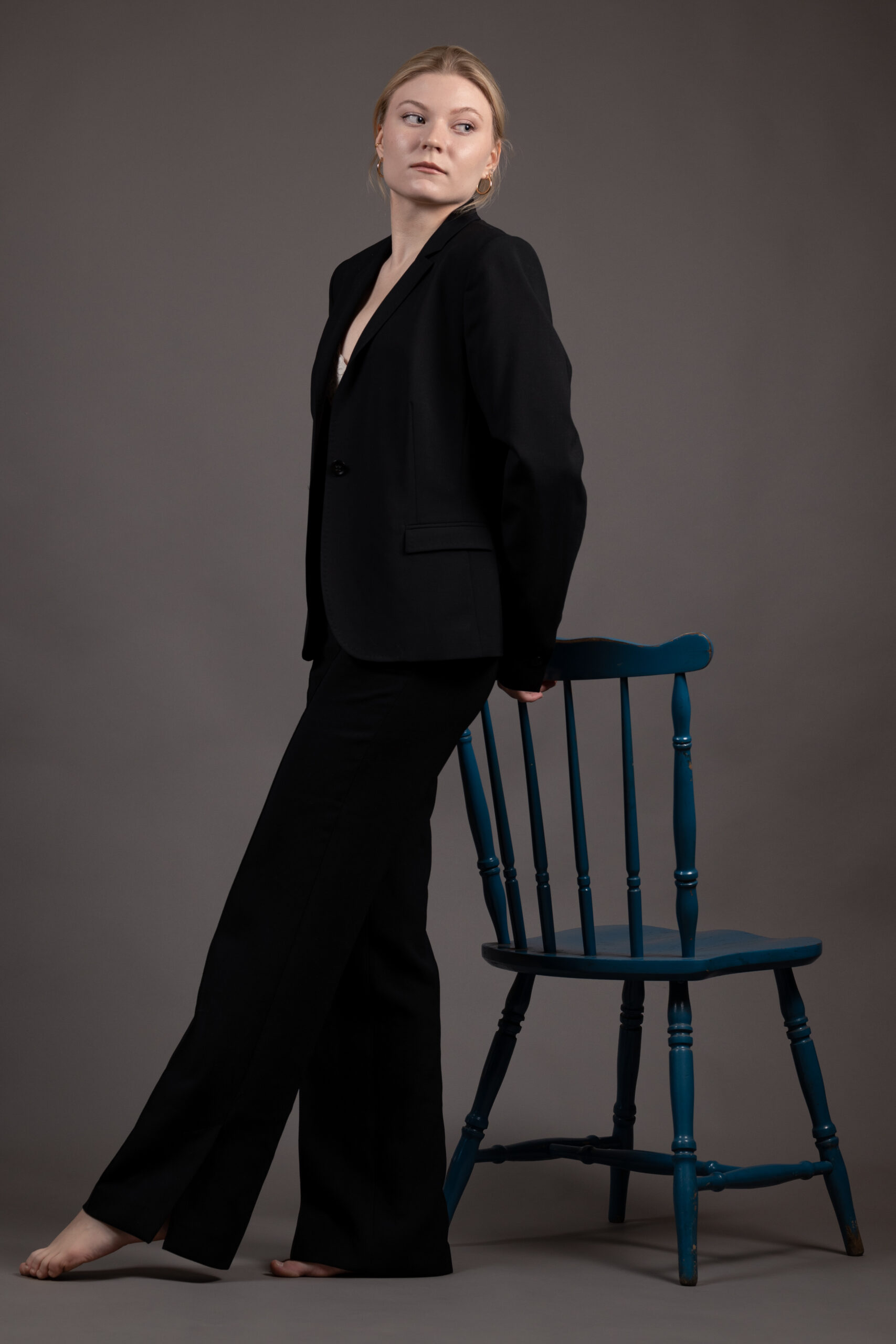 zdjęcie kobiety na krześle w garniturze