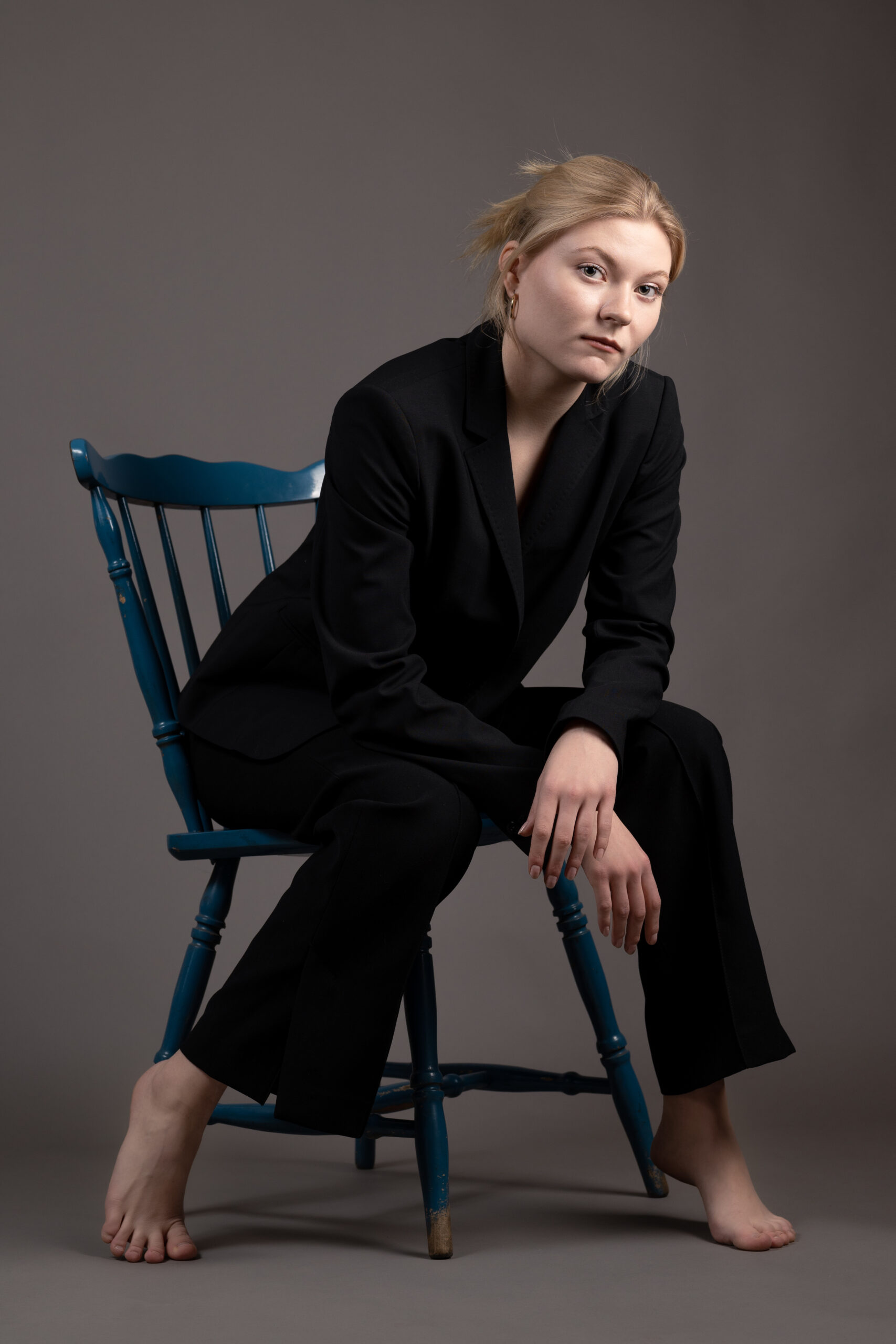 zdjęcie kobiety na krześle w garniturze