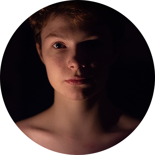 bliski portret, twarz oświetlona świeczką