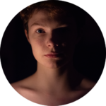 bliski portret, twarz oświetlona świeczką