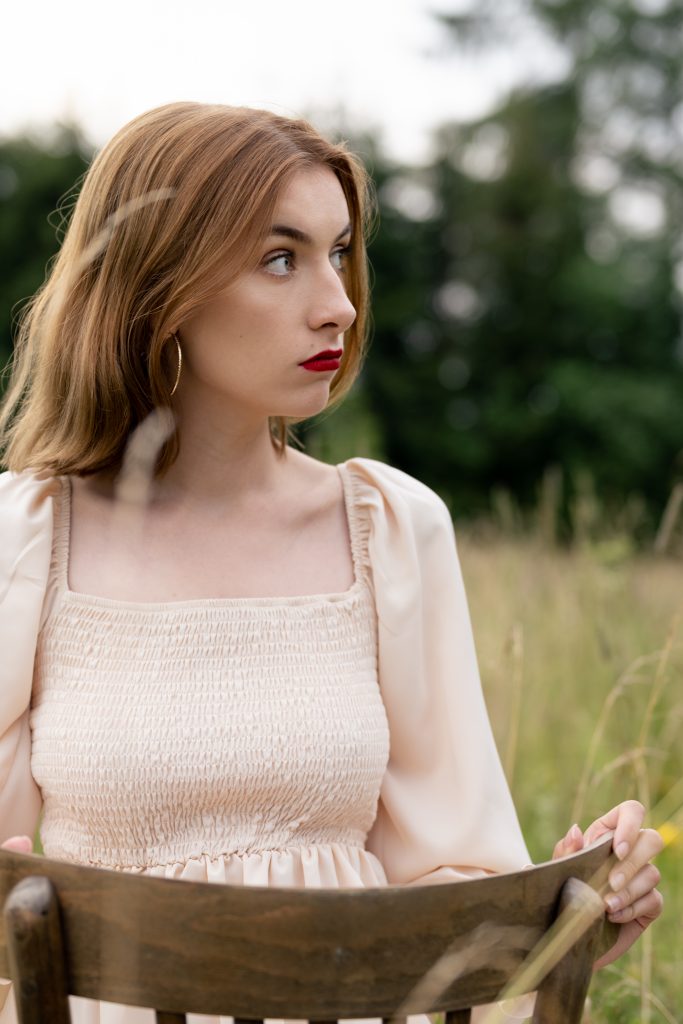 dziewczyna na łące