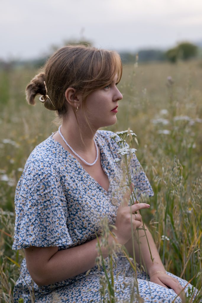 Dziewczyna w sukience na łące