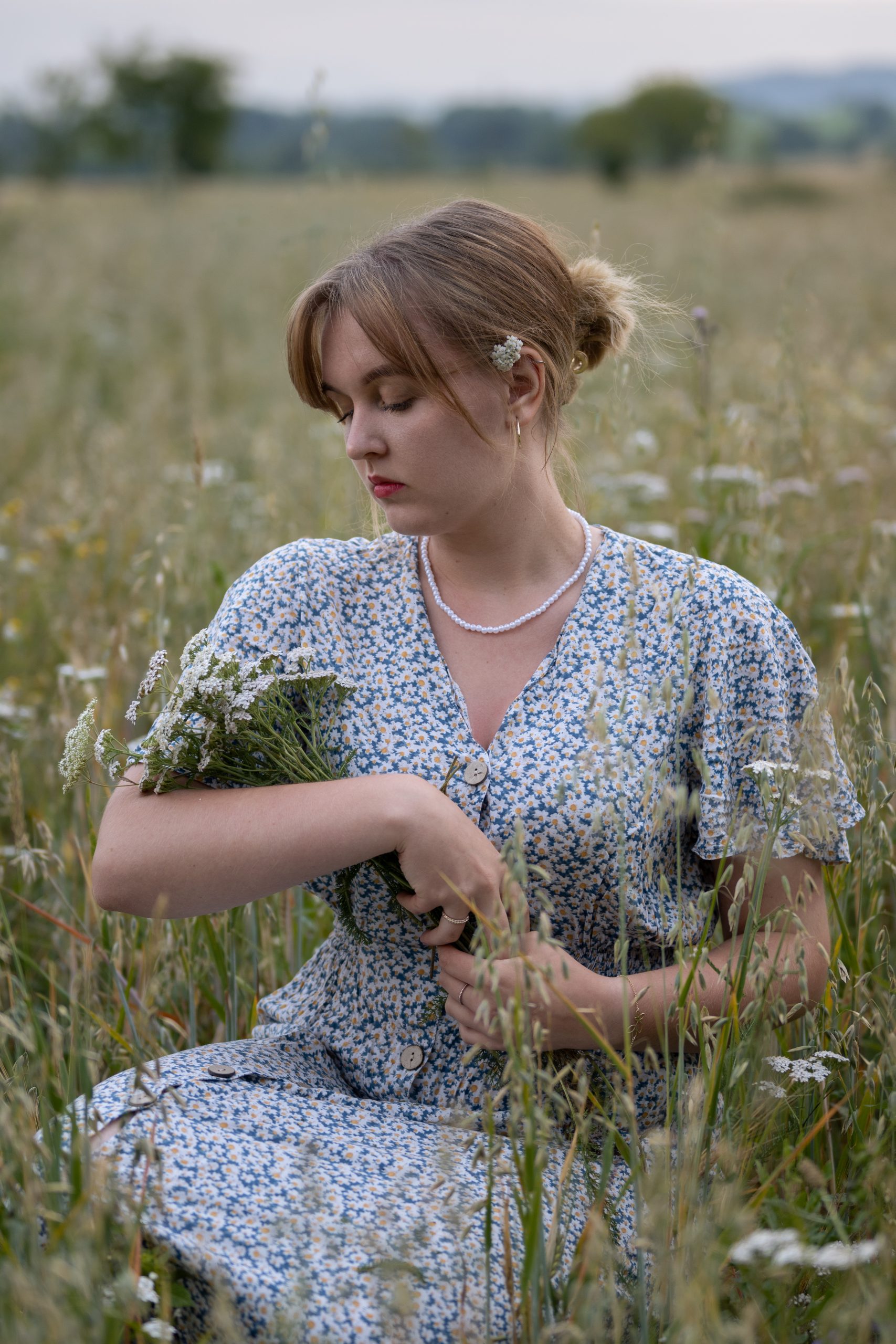 Dziewczyna w sukience na łące