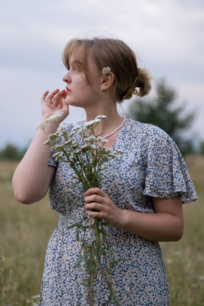 Dziewczyna w sukience na łące