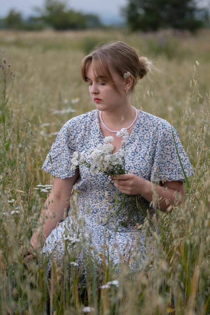 Dziewczyna w sukience na łące