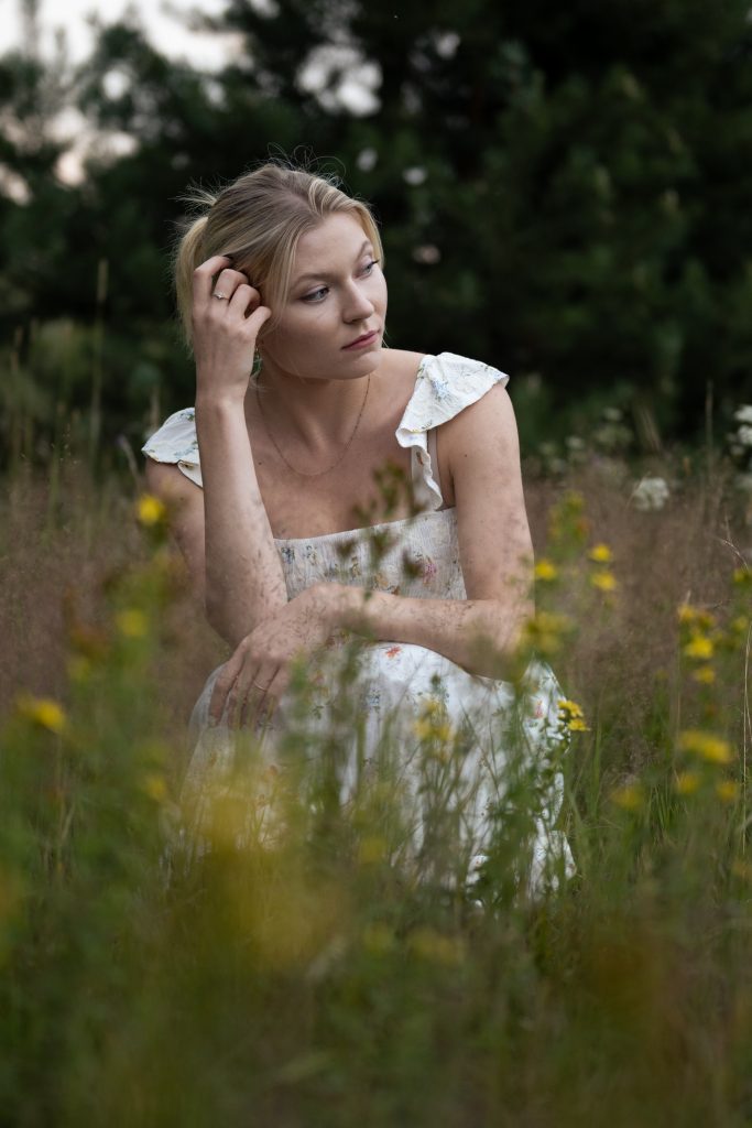 dziewczyna siedząca w trawie