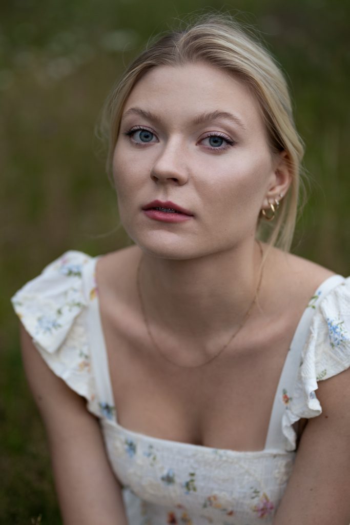 Dziewczyna w sukience na łące