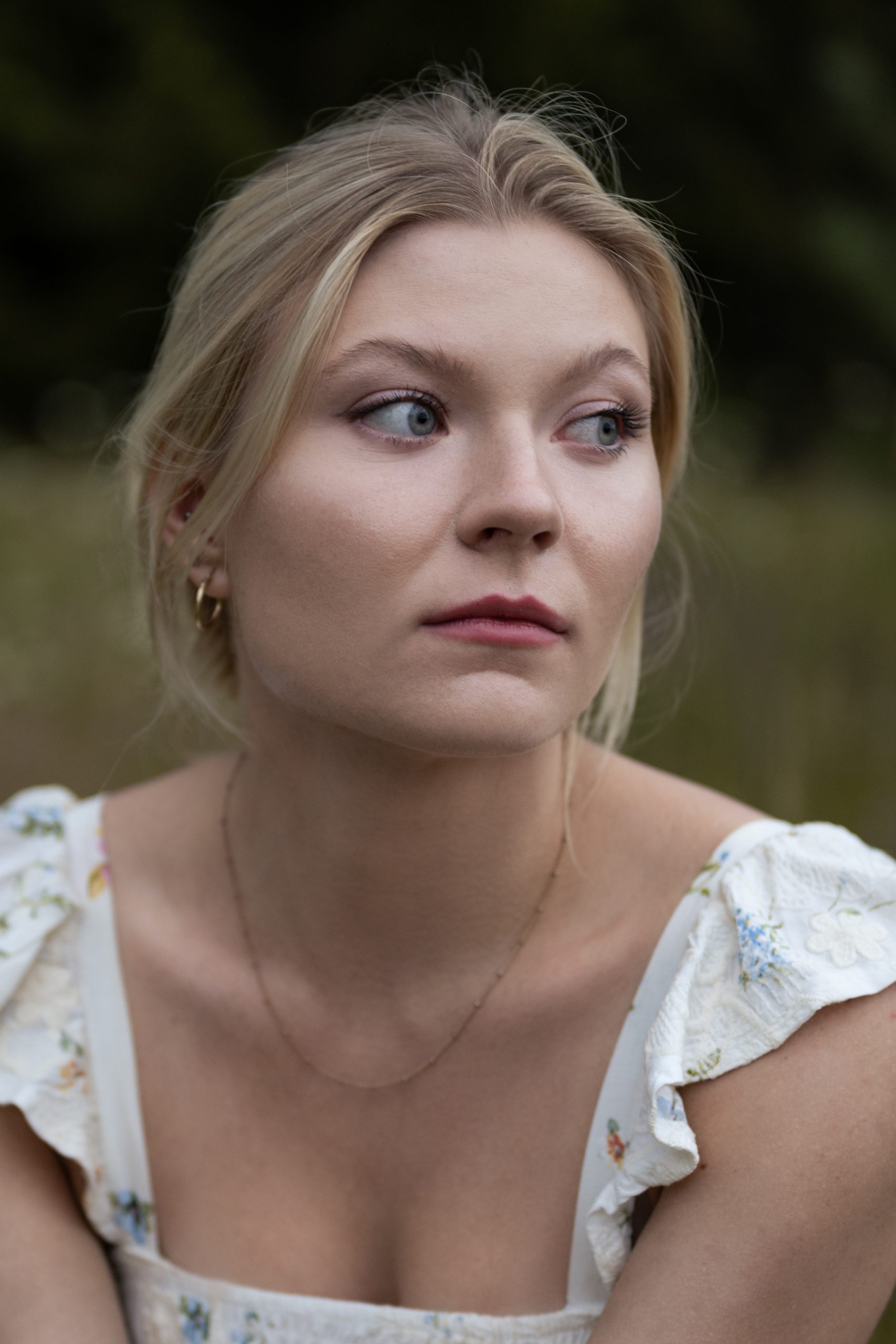 Dziewczyna w sukience na łące