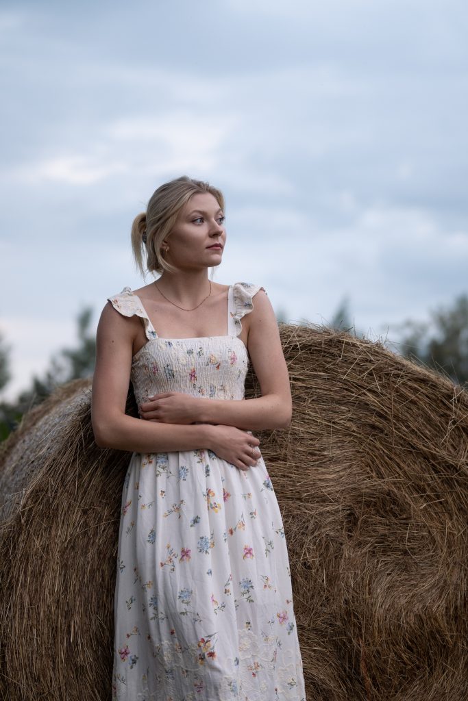 Dziewczyna na belce siana