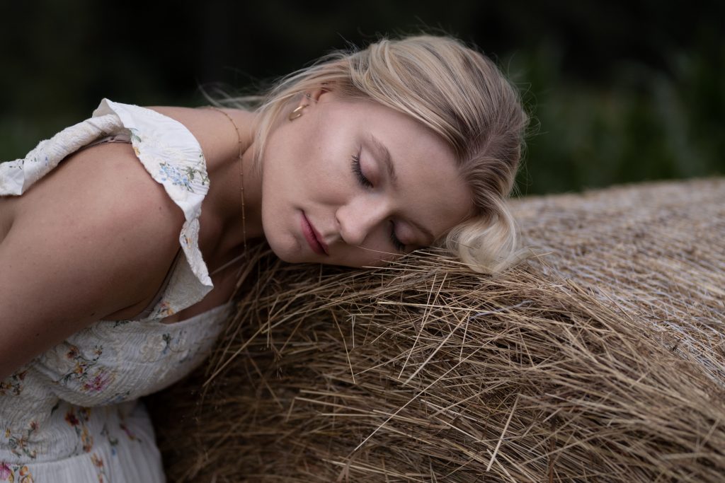 Dziewczyna na belce siana