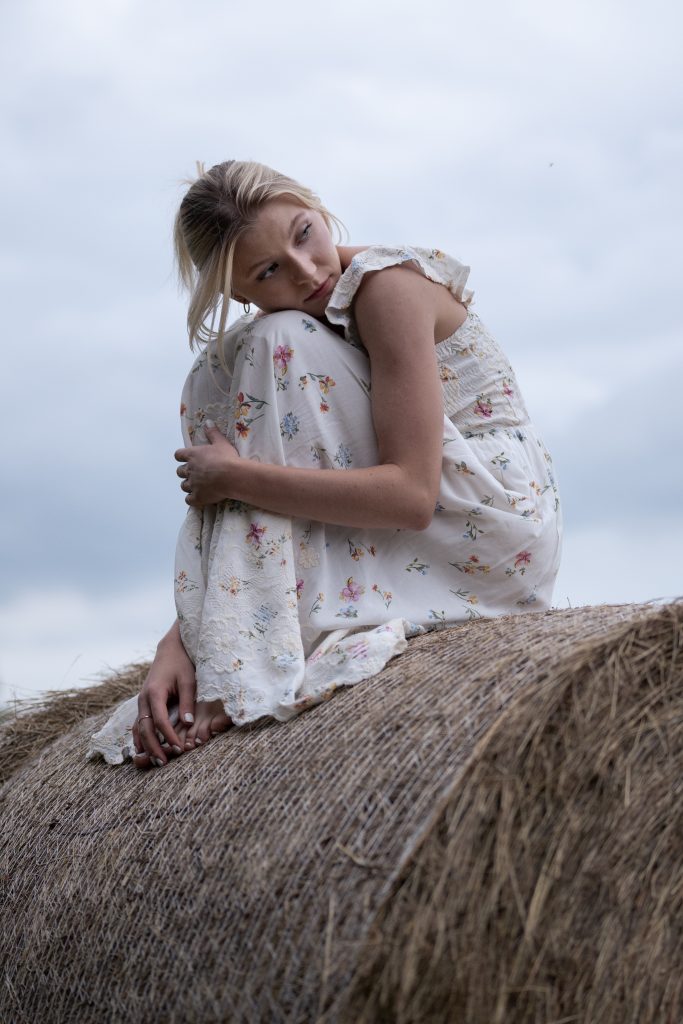 Dziewczyna na belce siana