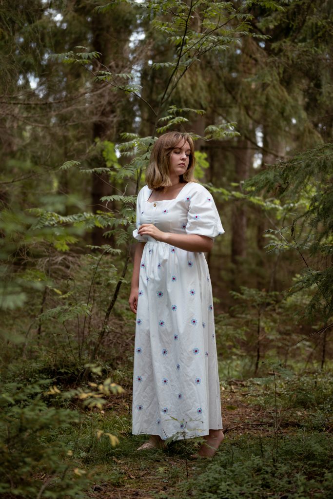 Dziewczyna w białej sukience w lesie