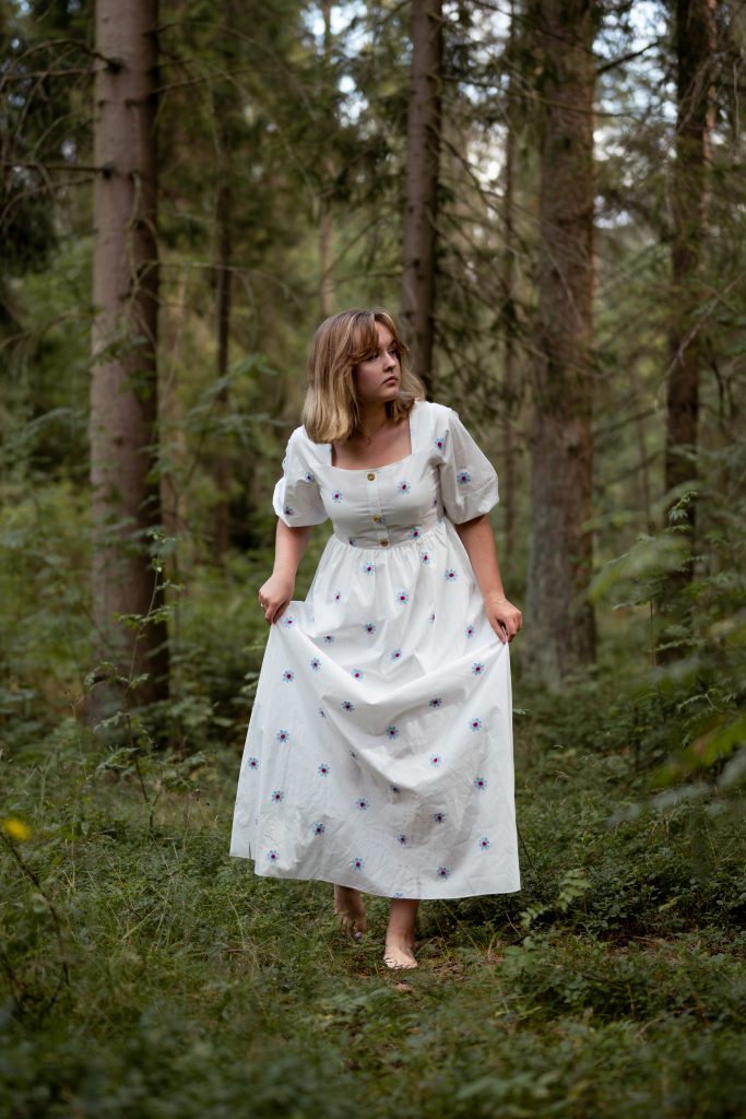Dziewczyna w białej sukience w lesie