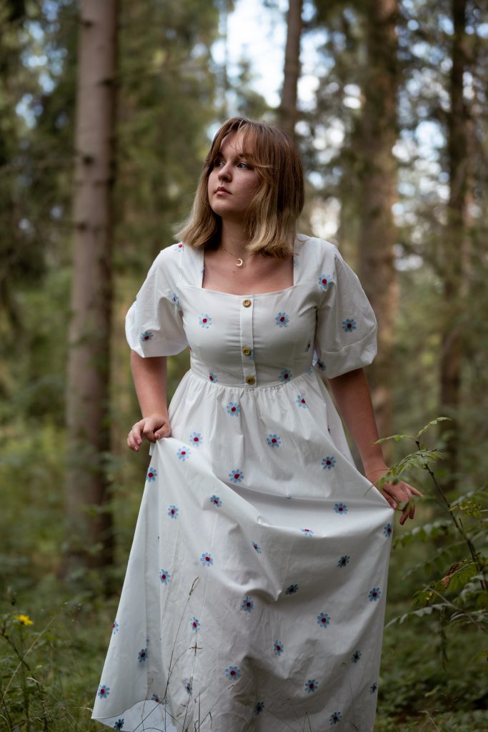 Dziewczyna w białej sukience w lesie