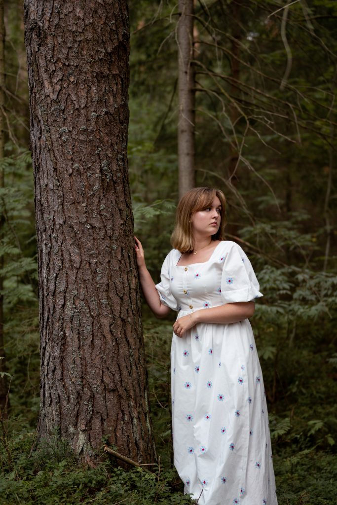 Dziewczyna w białej sukience w lesie