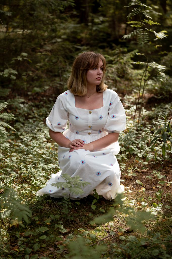Dziewczyna w białej sukience w lesie