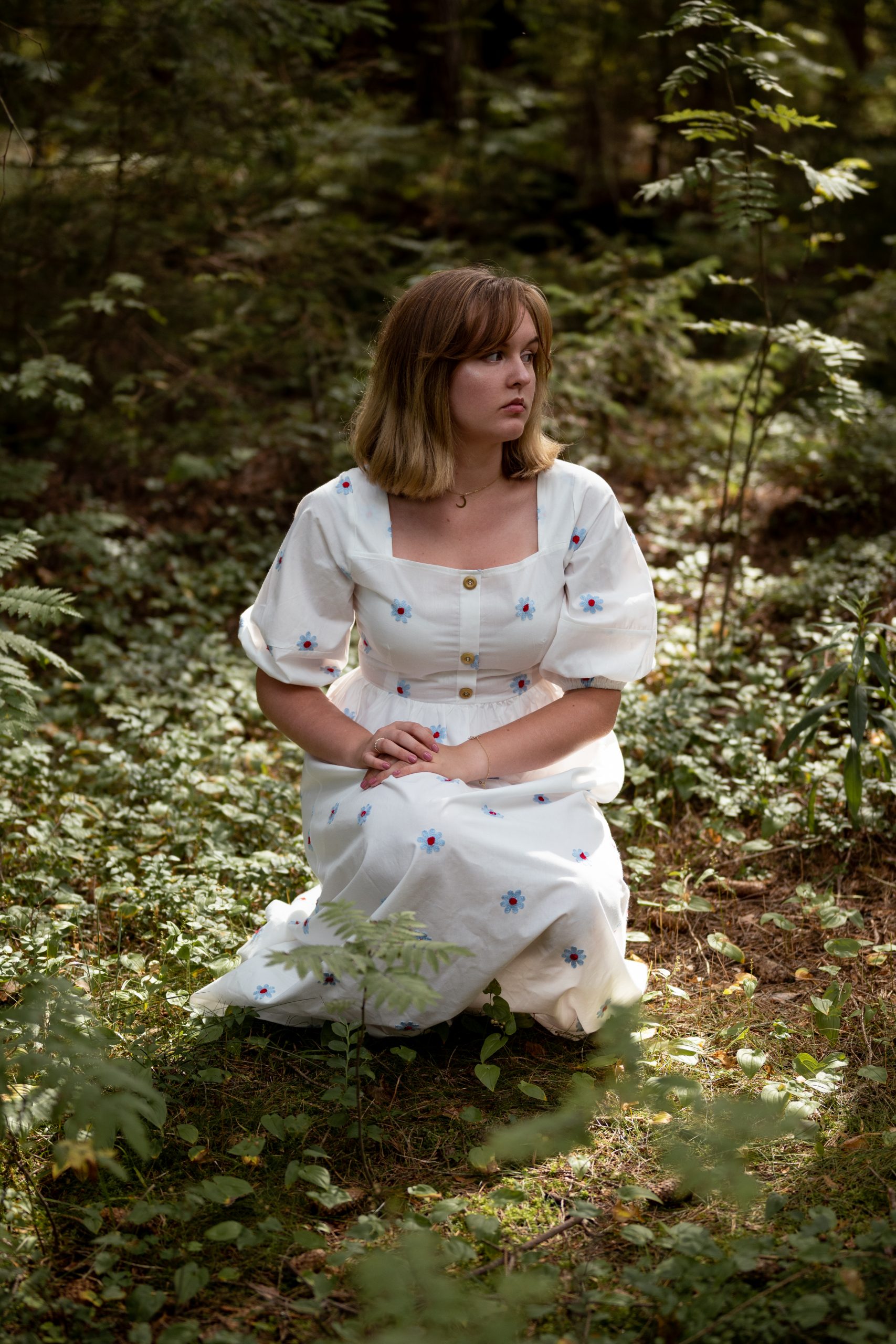 Dziewczyna w białej sukience w lesie