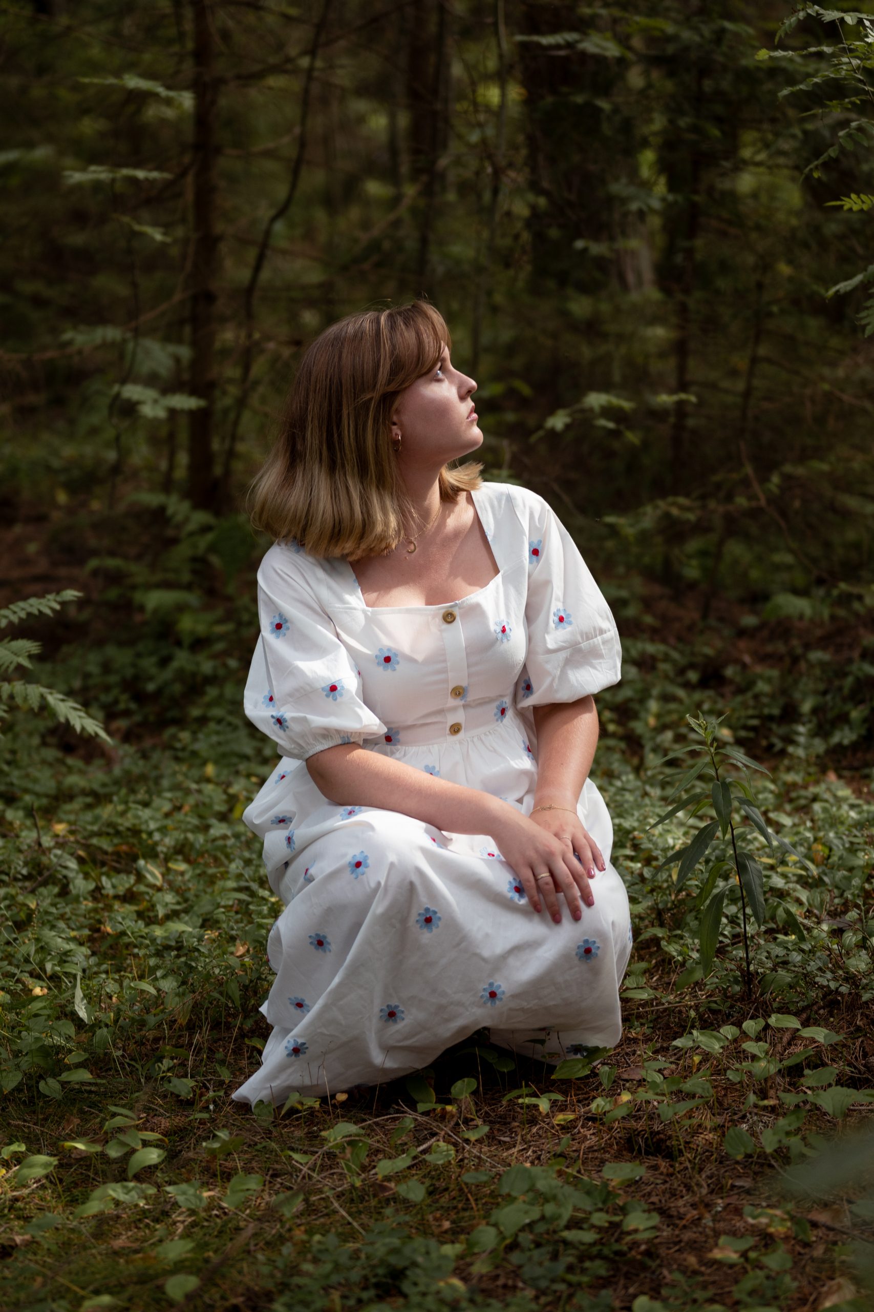 Dziewczyna w białej sukience w lesie