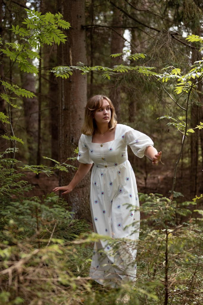 Dziewczyna w białej sukience w lesie