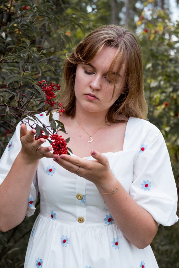 Dziewczyna w białej sukience w lesie