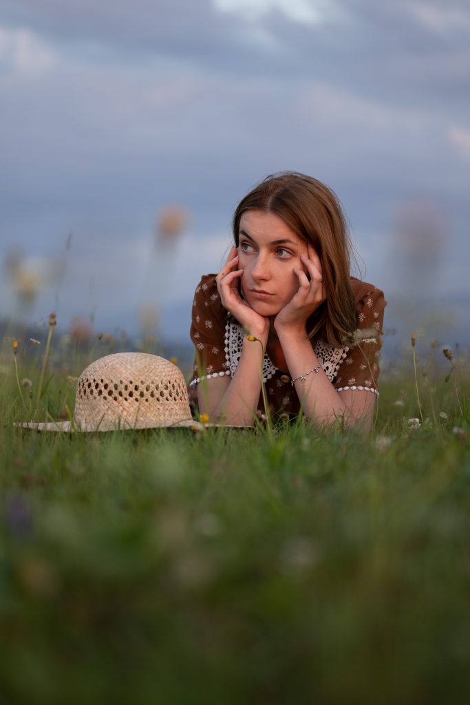 dziewczyna leży na łące