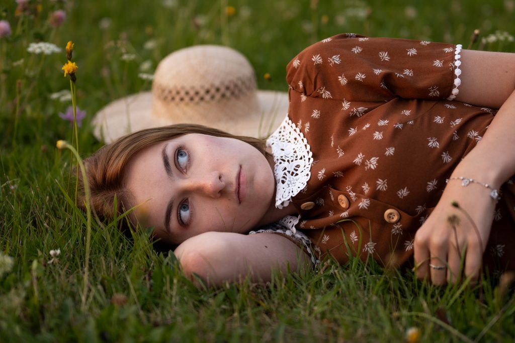 dziewczyna leży na łące