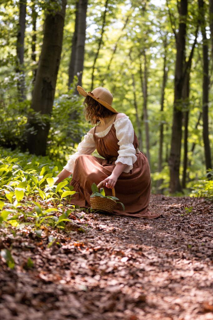 dziewczyna ubrana w brązową sukienkę znajduje się w lesie