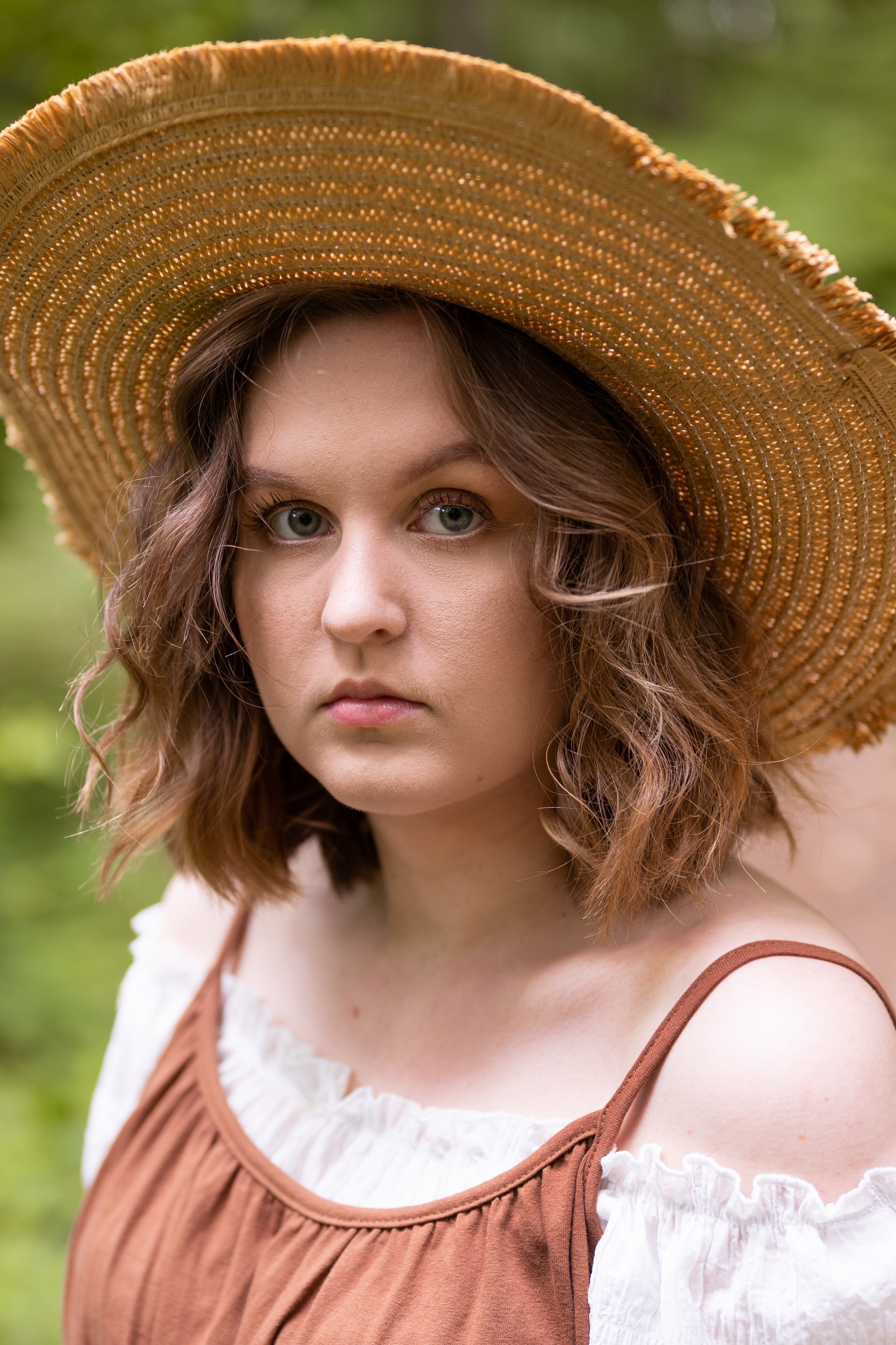 dziewczyna ubrana w brązową sukienkę znajduje się w lesie