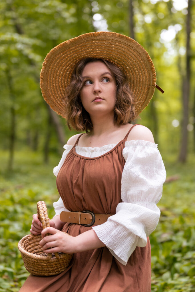 dziewczyna ubrana w brązową sukienkę znajduje się w lesie