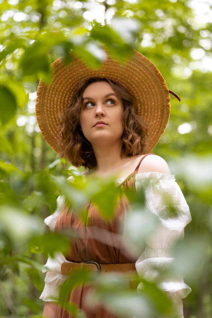 dziewczyna ubrana w brązową sukienkę znajduje się w lesie