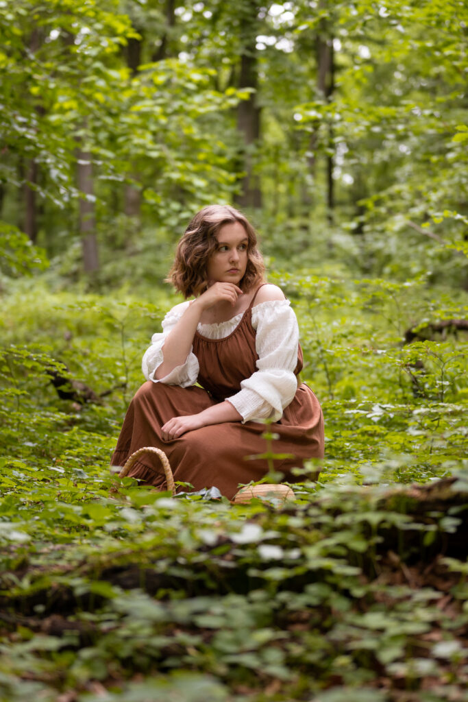 dziewczyna ubrana w brązową sukienkę znajduje się w lesie