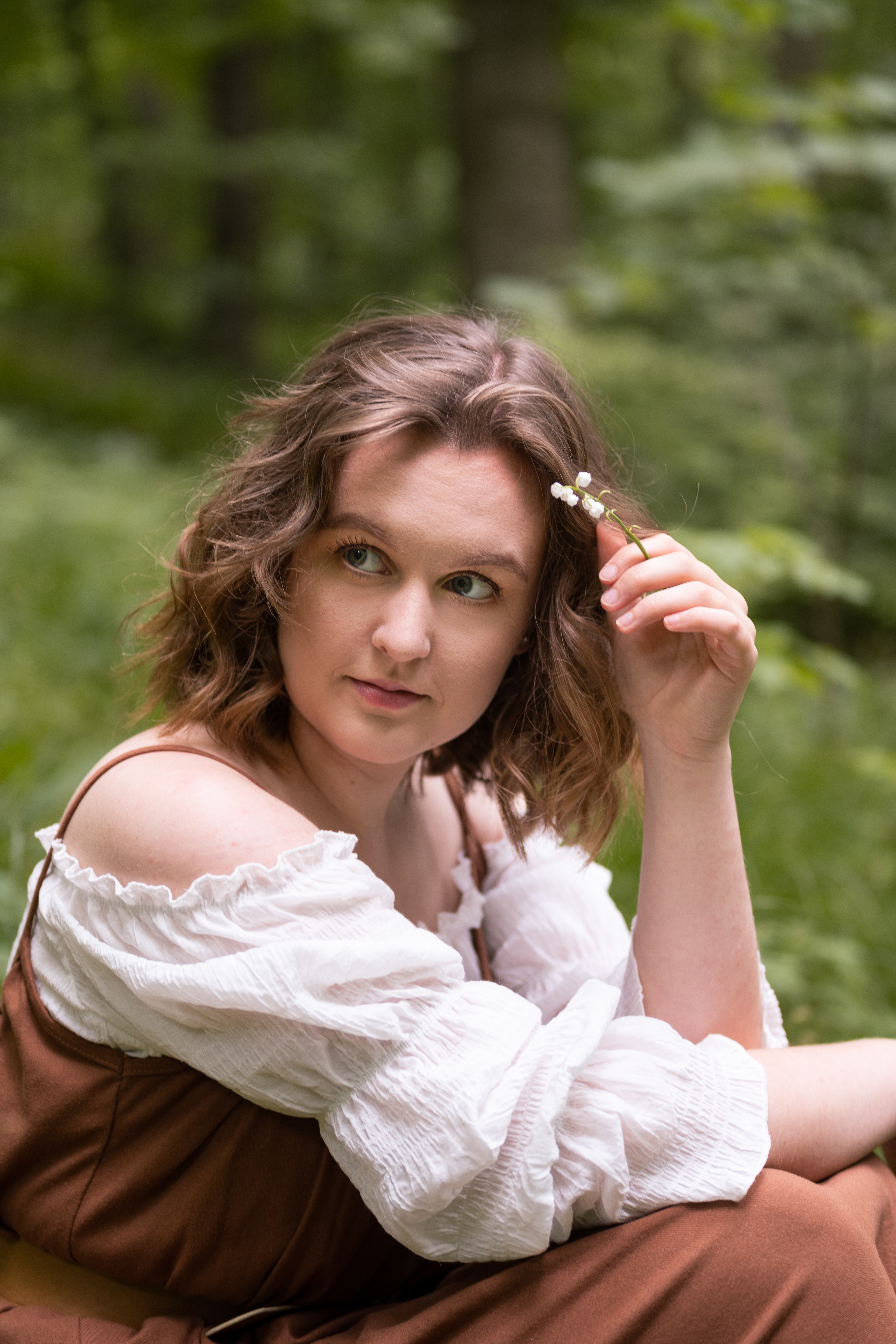 dziewczyna ubrana w brązową sukienkę znajduje się w lesie