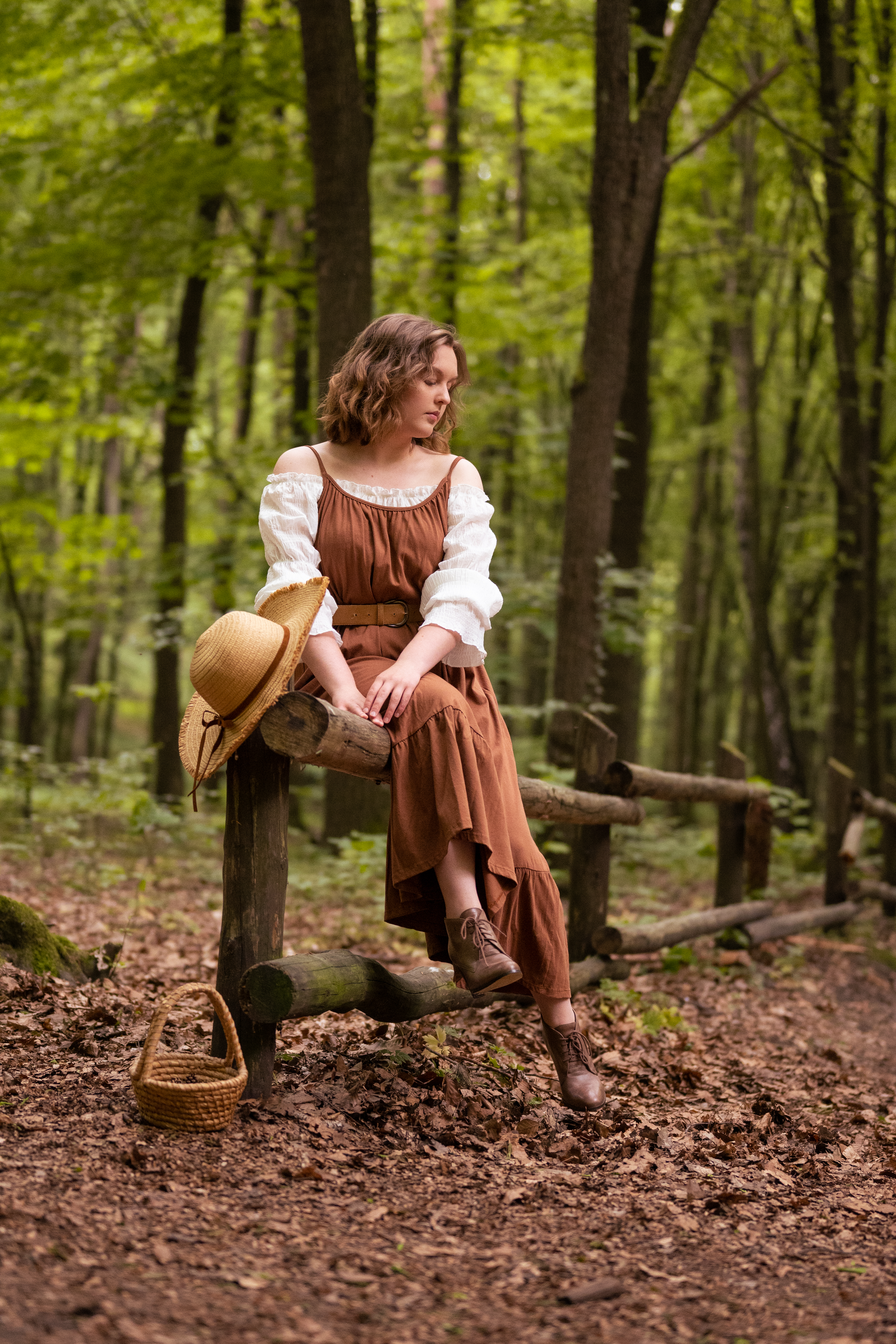 dziewczyna ubrana w brązową sukienkę znajduje się w lesie