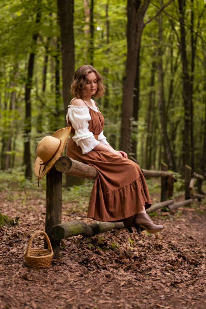 dziewczyna ubrana w brązową sukienkę znajduje się w lesie